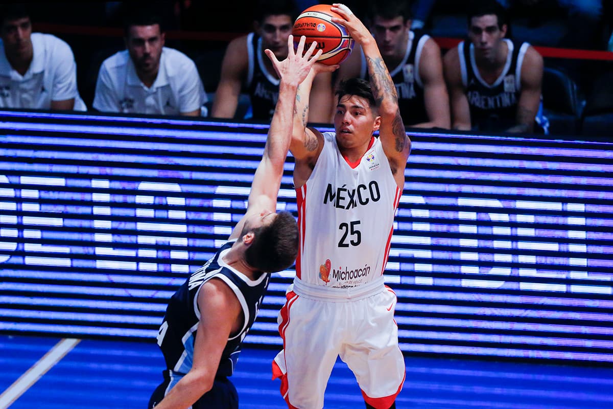 En uno de sus intentos de triple el jugador mexicano Lucas Martínez, quien tuvo efectividad del 40 por ciento y anotó ocho puntos.