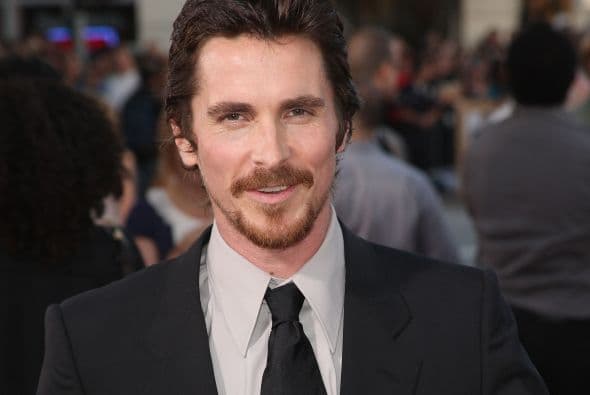 Christian Bale es originario de Gales y nació el 30 de enero de 1974, su nombre real es Christian Charles Philip Bale.