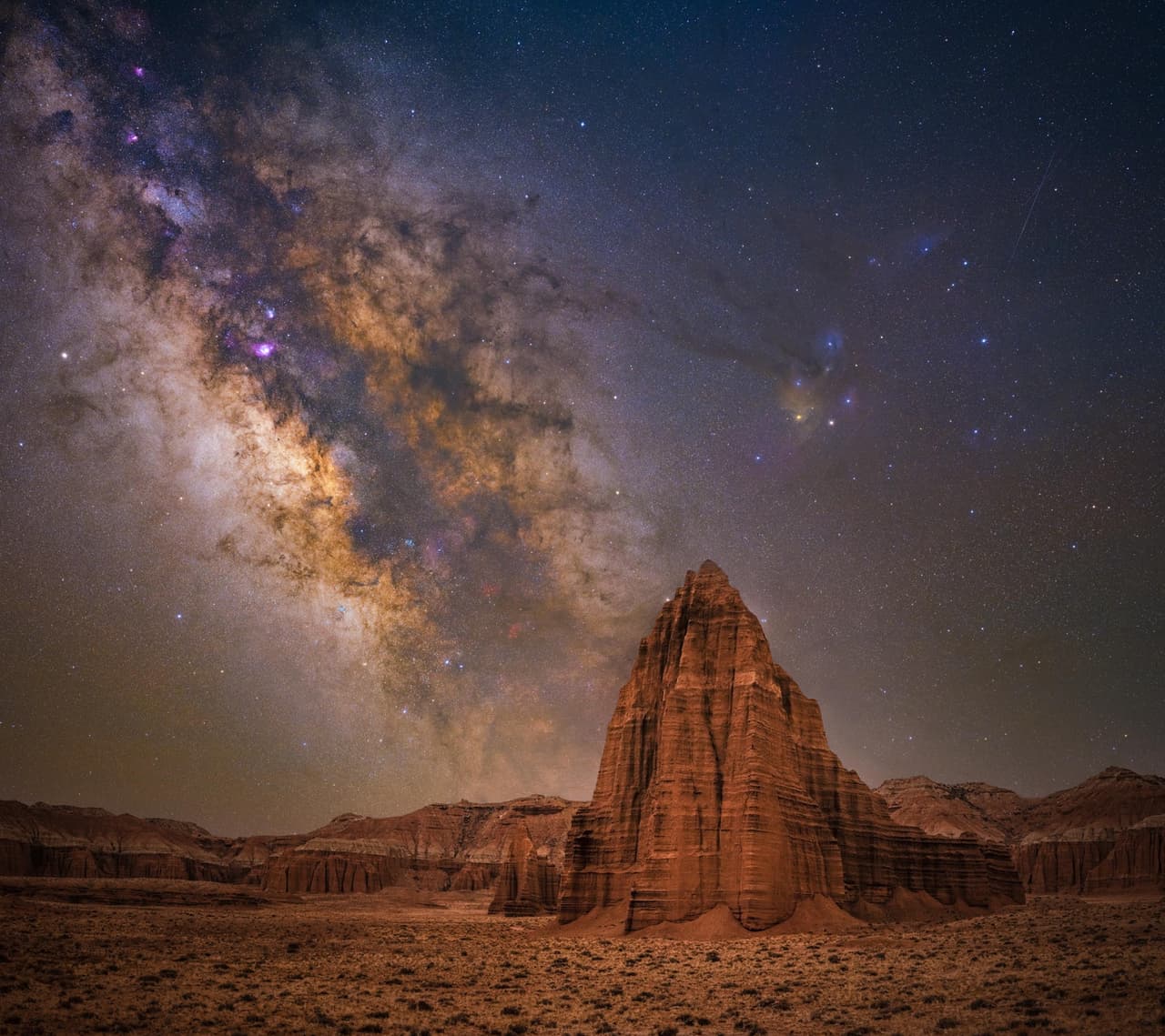 <b>‘Templo del sol’, tomada desde el Parque Nacional de Capitol Reef, Utah.</b>
<br>
<br>Esta área del desierto de la meseta de Colorado es conocida por sus formaciones de arenisca. En esta fotografía se alineó con nuestra galaxia una de las más famosas, conocida como ‘Templo del Sol’.