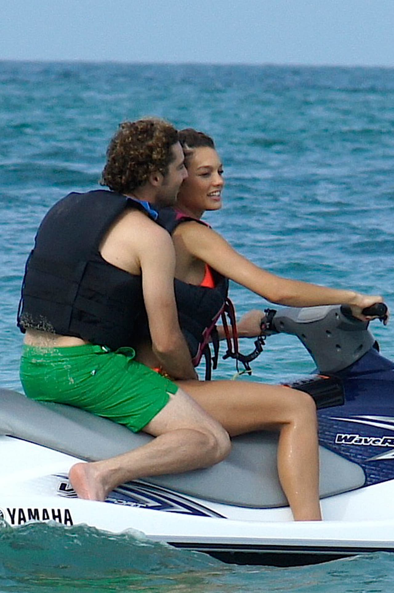 Como un "amor de verano" fue definido el breve romance que sostuvo el cantante con la modelo y actriz.