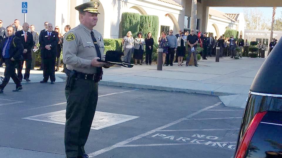 El jefe del LASD, Jim McDonnell, llevó el sombrero de Owen.