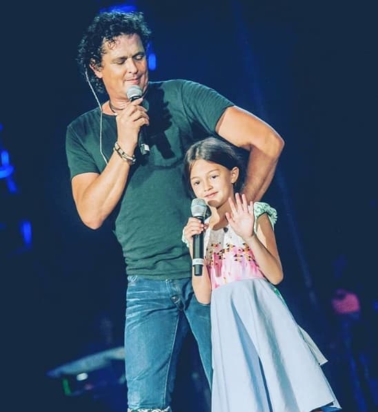 Incluso lo han acompañado al escenario y ellos lo disfrutan, admiran a su papi.