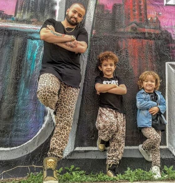 Sus pequeños son igual que él de aventurero y les fascinan las cámaras.