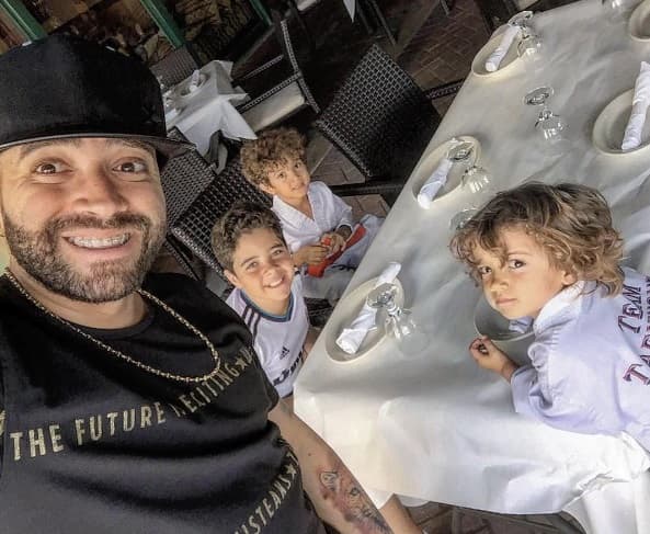 Nacho, del dueto Chino y Nacho también es un papá muy dedicado. Con sus tres hijos Diego, Miguel y Santiago pasa los mejores momentos de su vida como papá.