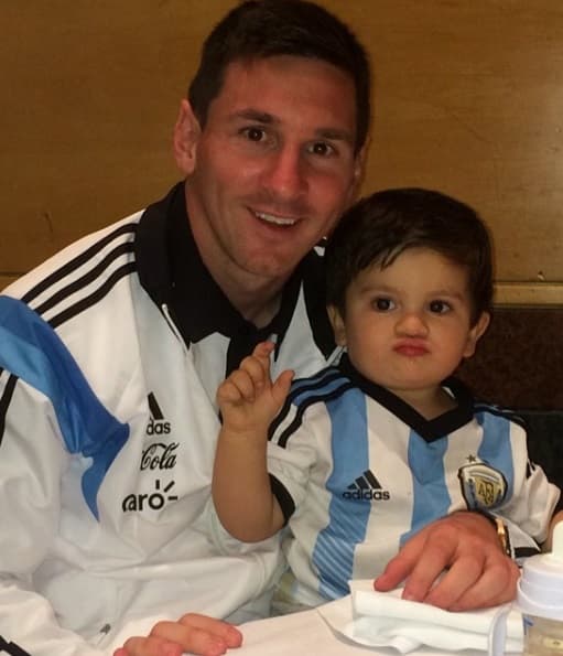 El instinto paternal de Messi es una de las grandes cualidades de este gran deportista.