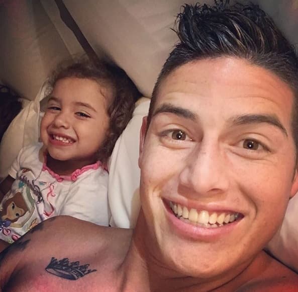 James Rodriguez no deja de consentir a su linda nena Salomé Rodríguez. El instinto paternal lo lleva a flor de piel.