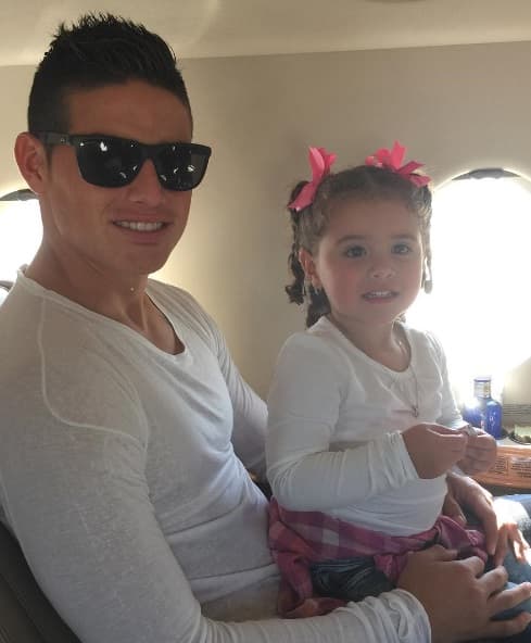 Esta pequeñita adora su papi, y James se siente muy orgulloso de ella.