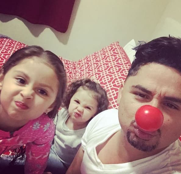 Este Día del Padre Larry Hernández también se lleva todas las palmas. Él es uno de los papás de la música más divertidos.