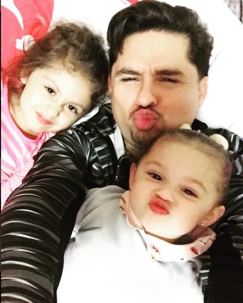 El cantante de regional mexicano tiene mucho amor para dar a sus hijas, las cuales adoran a su papi.