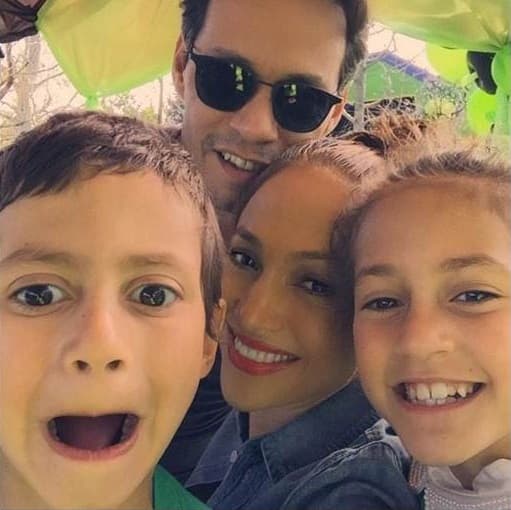 Marc Anthony es un mega papacito, pues el ídolo de la salsa tiene nada más y nada menos que cinco hijos. En la foto aparece con Max y Emme, a quienes procreó junto con Jennifer Lopez.