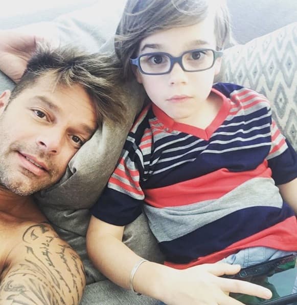 Ricky adora compartir con sus seguidores todas esa lindas aventuras con sus hijos en redes sociales. Son un amor.