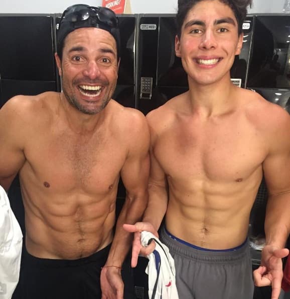 ¡Puro músculo! Chayanne posó muy orgulloso junto a su hijo, quien heredó la galanura de su padre.