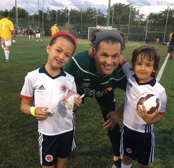 Carlos Vives también es un papá lleno de mucho amor, con sus hijos disfruta los días de juego, la convivencia y por qué no, la música.