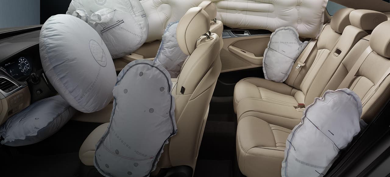 Entre sus sistemas de seguridad pasiva se encuentran 10 bolsas de aire, incluyendo una para proteger las rodillas del conductor, cuatro laterales para la primera y segunda fila de asientos, dos de tipo cortina para evitar que los ocupantes golpeen su cabeza contra las ventanas laterales o pilares, una frontal para el conductor, una frontal para el pasajero delantero y otra ubicada en la consola central para evitar que el conductor y el pasajero delantero se golpeen entre ellos.