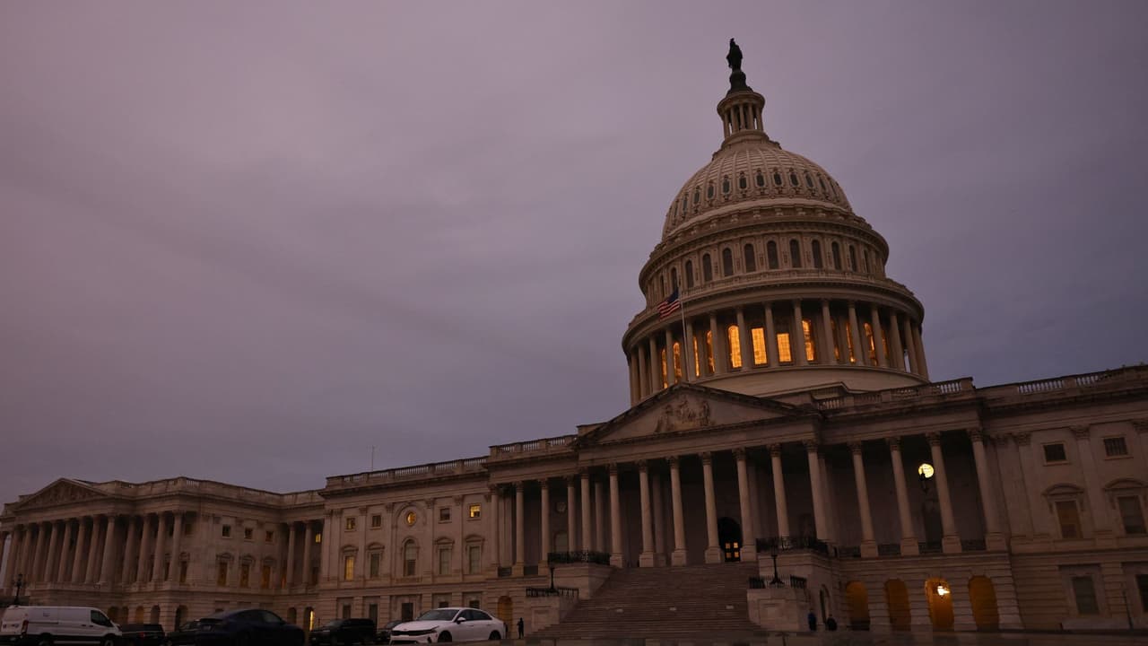 Por qué el caos para evitar el cierre de gobierno en EEUU es también una señal de advertencia para Trump