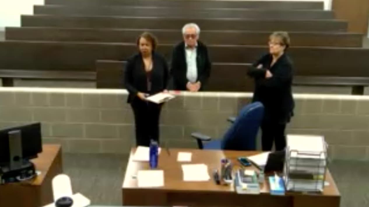 Tiene 90 años y está preso bajo cargos de manosear a una niña de 9 en repetidas ocasiones