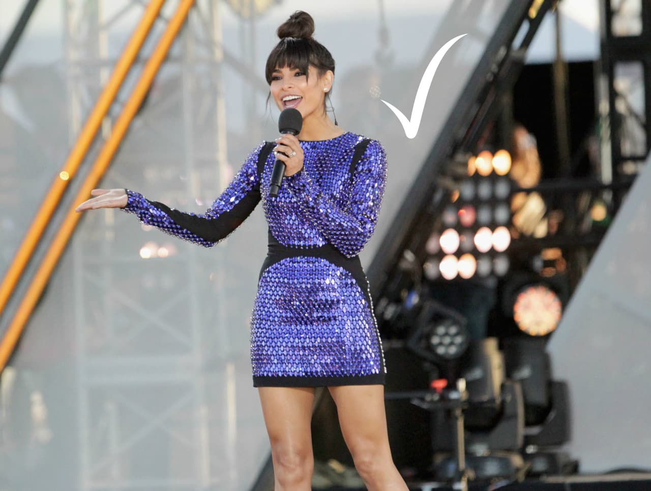 Alejandra Espinoza sabe cómo vestirse para triunfar en un concierto en la frontera