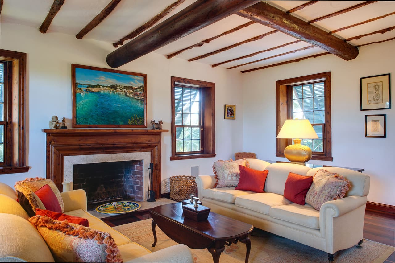 Además de las ocho habitaciones, tiene sala de estar, comedor, cada uno con chimenea.
<br>