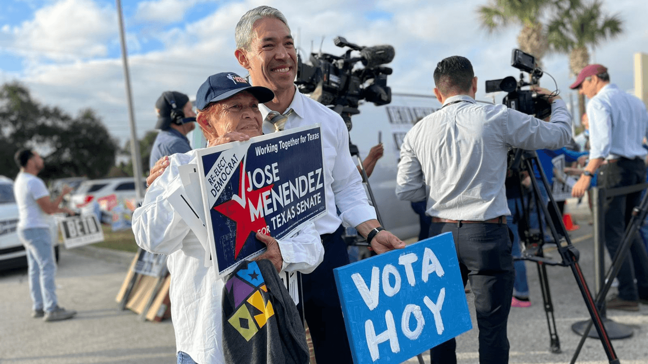 O’Rourke estuvo presente en Las Palmas Library, rodeado de una multitud con pancartas en español.