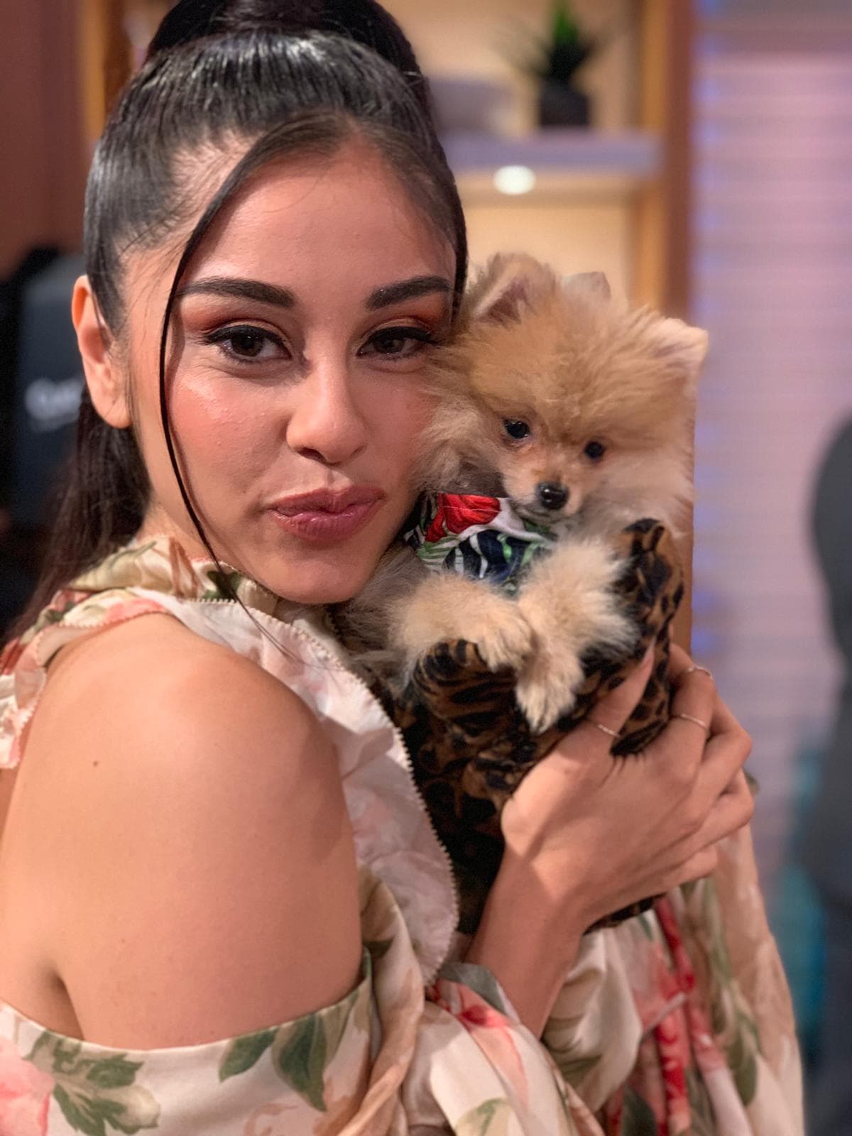 Yvette Moreal tampoco se resistió a los encantos de nuestra perrita y se tomó una foto.