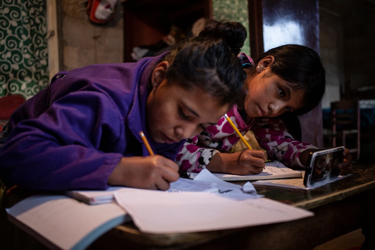 Al no poder lograr que la señal de las clases se pudiera ver en la televisión, dos alumnas toman clase a través de un smartphone conectado a internet. Este lunes, el secretario de Educación mexicano, Esteban Moctezuma, dijo que algunos países optaron por abrir las escuelas -decisión que registró brotes de covid-19, mientras que otros decidieron suspender definitivamente el año escolar. “Quizás otros países
<b> no cuenten con el compromiso del magisterio mexicano"</b>, recalcó.