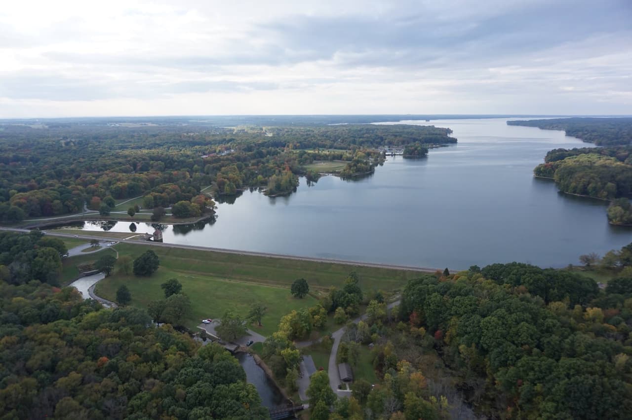 <b><a href="https://www.dcnr.pa.gov/StateParks/FindAPark/PymatuningStatePark/Pages/default.aspx">Pymatuning State Park</a></b>: Con 16,892 acres, es uno de los parques estatales más grandes y el Pymatuning Reservoir de 17,088 acres es el lago más grande del estado. Además del tamaño, lo más importante del parque es la diversión que se puede tener navegando, pescando, nadando, acampando y otras oportunidades recreativas.