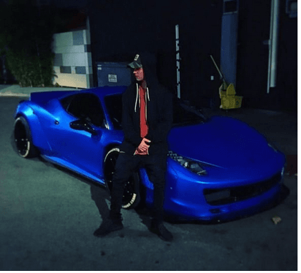 Quedó tan encantado con su Ferrari 458 Italia que después adquirió el mismo modelo en colo azul. Por cierto, 
<b>este auto fue puesto a subasta</b> en enero de 2017 por la casa Barret-Jackson y antes de ello fue modificado en el taller West Coast Customs.