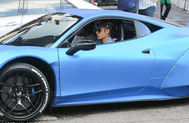 Este Ferrari fue por un tiempo uno de sus favoritos. Sin embargo, el artista tiene mucho de donde escoger. En su garaje también destacan marcas como 
<b><a href="https://www.univision.com/noticias/audi" target="_blank">Audi</a></b>,
<b><a href="https://www.univision.com/temas/cadillac" target="_blank"> Cadillac</a></b>, alguna que otra pickup y hasta un 
<b><a href="https://www.univision.com/noticias/smart" target="_blank">Smart</a></b>.