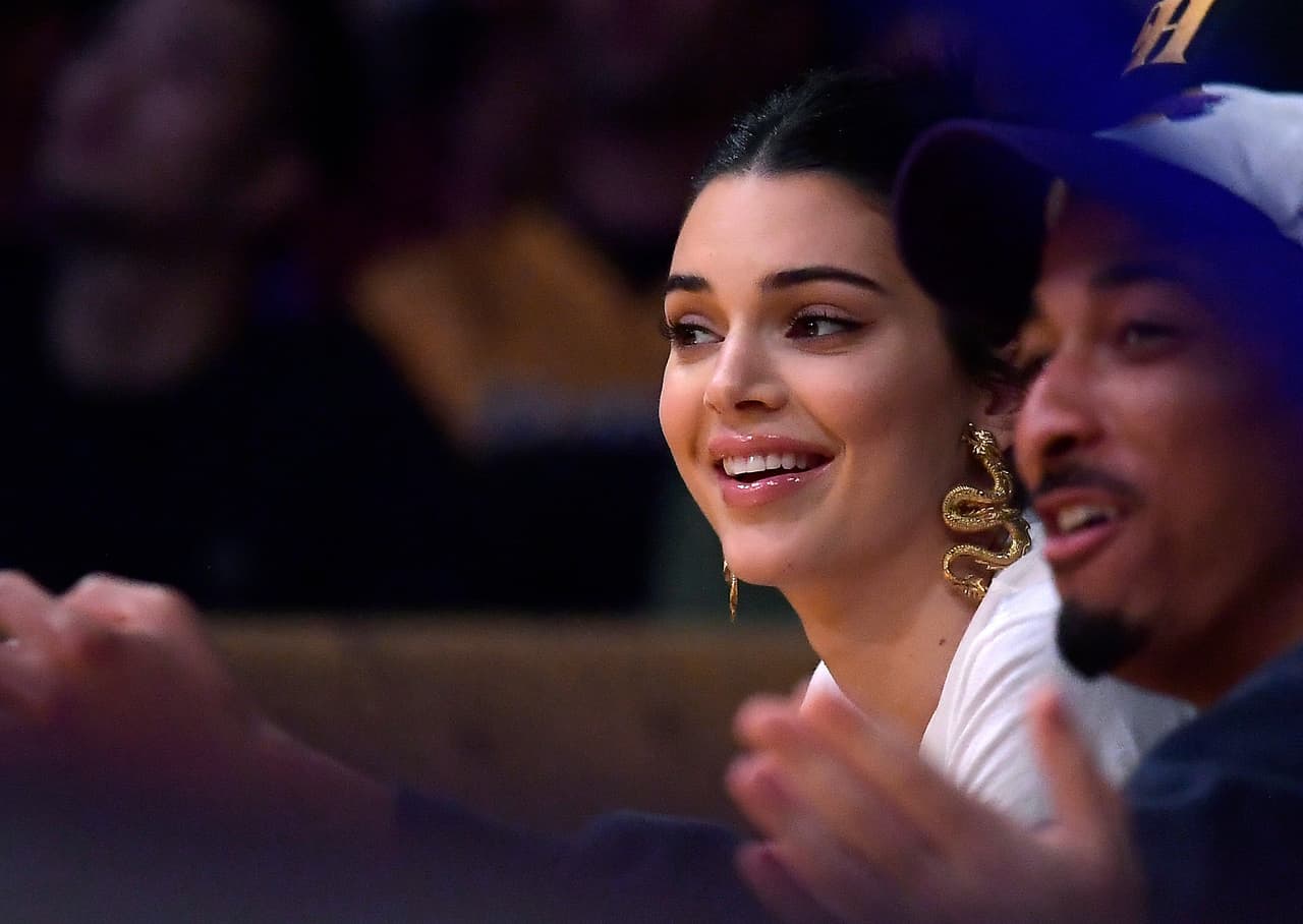 Como es usual en el Wells Fargo Center, la modelo Kendall Jenner estuvo atenta al juego de su novio, el jugador de los 76ers Ben Simmons.