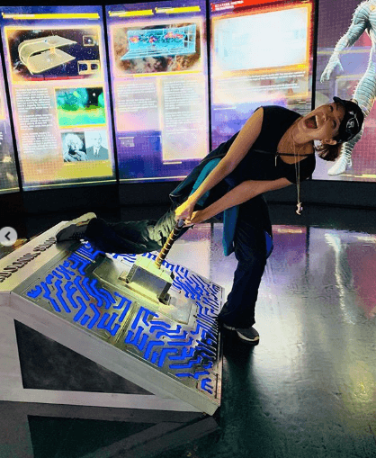 Más tarde puso a prueba su poder para conseguir el mazo.