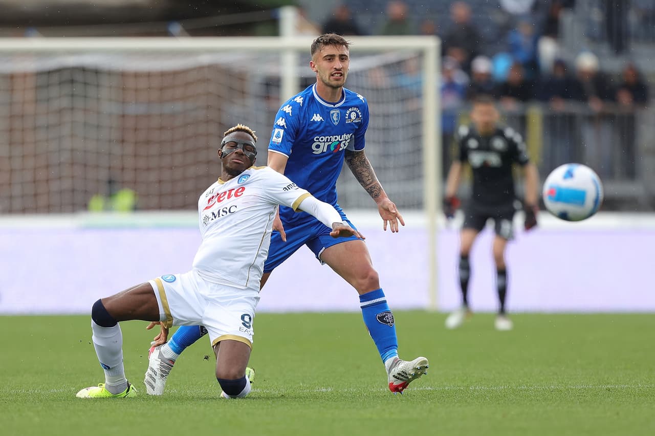 Hirving Lozano dio pase a gol, pero el Napoli se alejó de la lucha por el Scudetto con la épica remontada del Empoli para ganar 3-2 tras ir abajo 0-2 hasta los últimos 10 minutos en la Serie A.