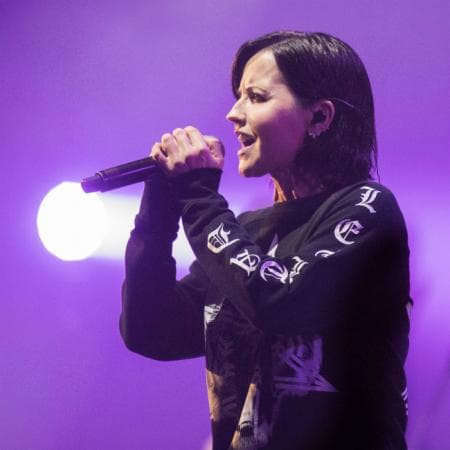 Fue a través de un comunicado donde se notificó que la cantante falleció de manera repentina a los 46 años. Dolores se encontraba en Londres, en una sesión de grabación cuando ocurrió el deceso. Hasta el momento se desconocen las causas de su muerte.