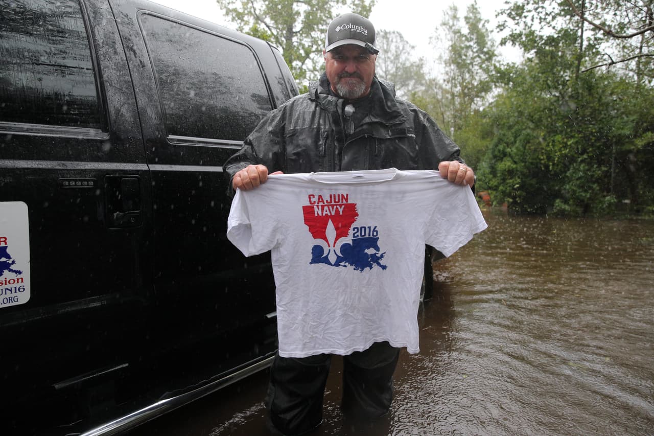 Un miembro de la Armada Cajún exhibe una camiseta mientras patrulla las calles de Lumberton. El presidente
<a href="https://www.univision.com/temas/donald-trump"><u>Donald Trump</u></a> agradeció en Twitter a los voluntarios de este grupo por su ayuda a los afectados por Florence.