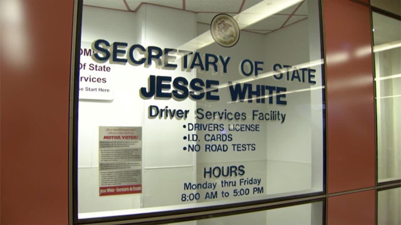 <h3 class="cms-H3-H3">PASO 1</h3>
<br>Lo primero que debes hacer es visitar una oficina de Servicios al Conductor de la Secretaría de Estado. En este sitio te tomarán una fotografía y deberás presentar los exámenes requeridos. En 
<a href="https://apps.ilsos.gov/facilityfinder/facility" target="_blank">este buscador</a> puedes localizar las oficinas más cercanas a ti. 
<br> 
<br>