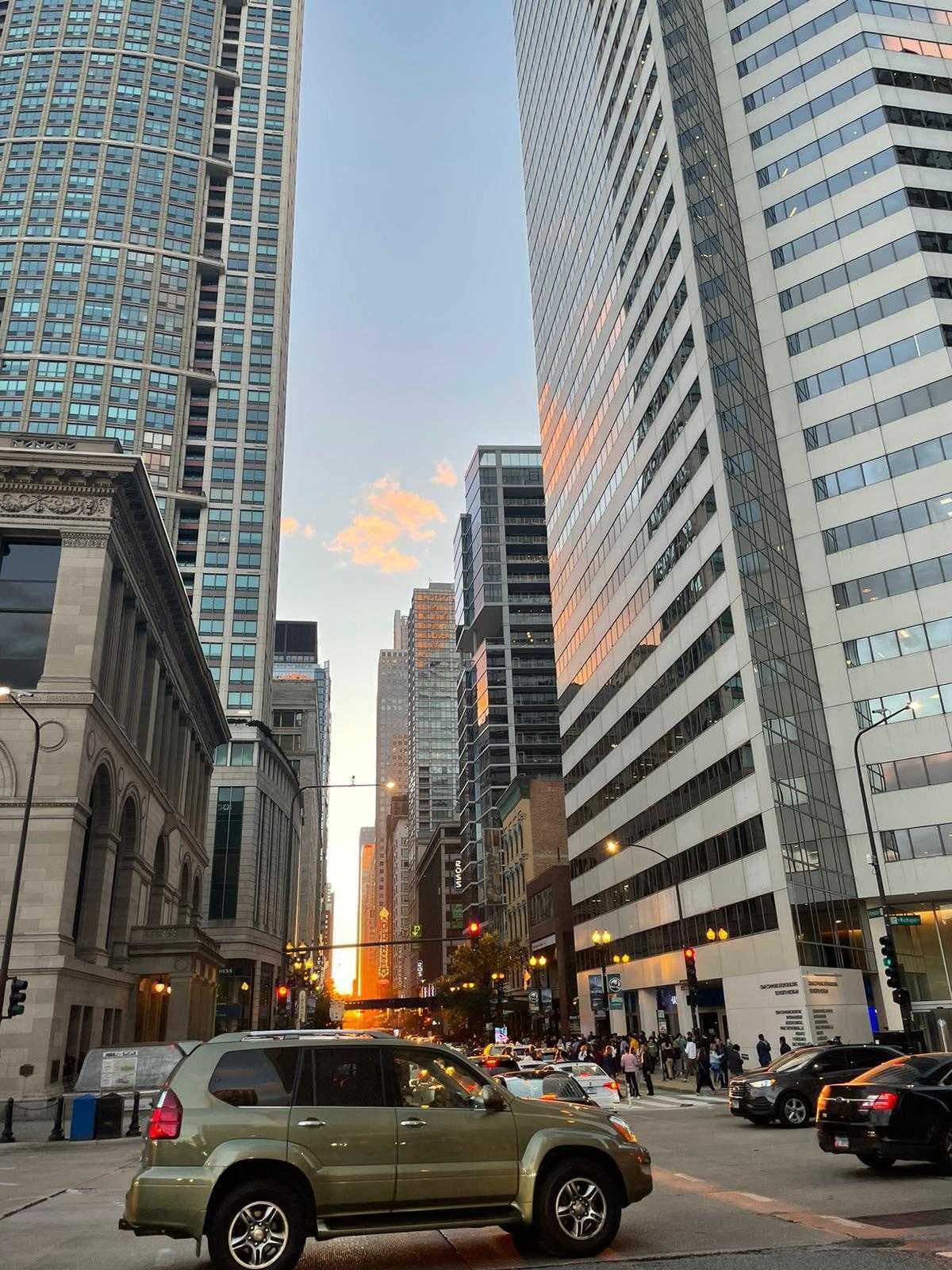 Chicagohenge otoño 2022 en Chicago. Poco a poco mientras se metía el Sol, el espectáculo comenzaba a ser visible.