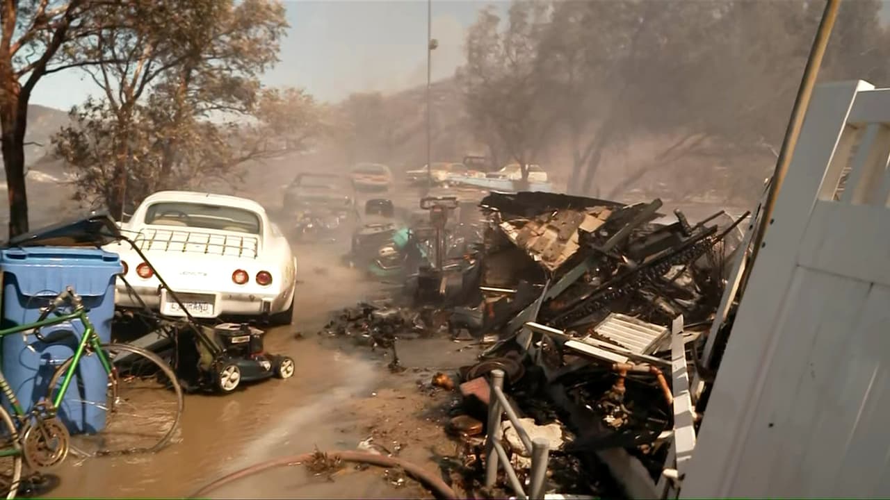 Incendio forestal en Simi Valley: Videos muestran casas calcinadas en California