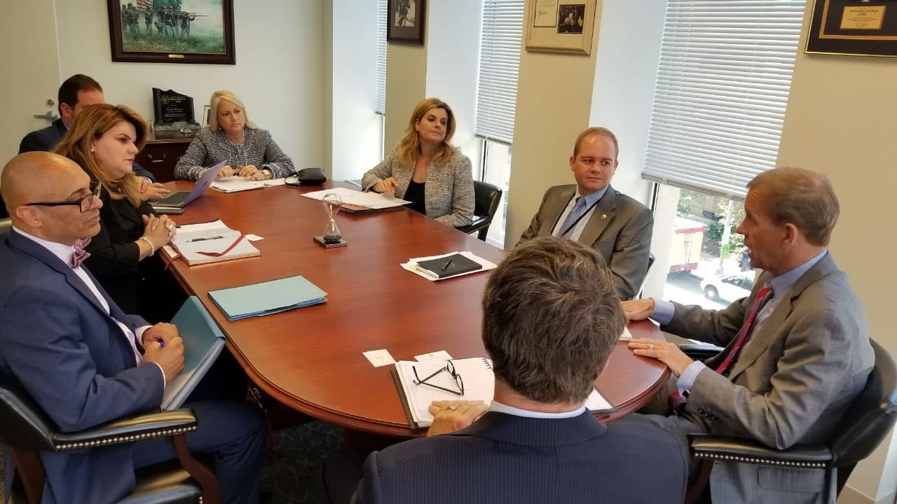 Wanda Vázquez discute asuntos relacionados a salud y educación 