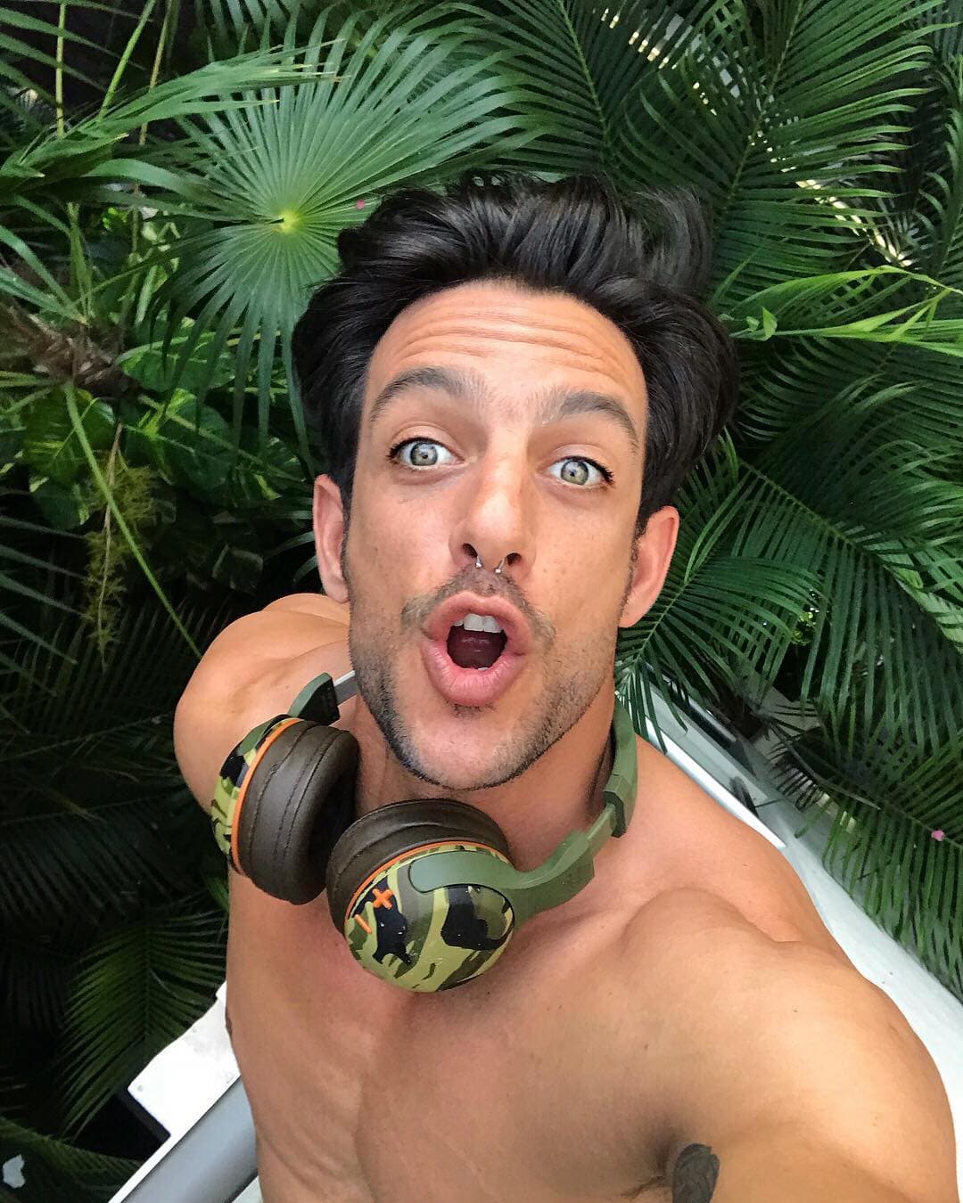 Tras el éxito de 'Club de Cuervos', Joaquín Ferreira obtuvo su primer protagónico en la serie 'Tres Milagros', donde dio vida Fernando, un hombre enamorado de tres mujeres unidas por una profecía.