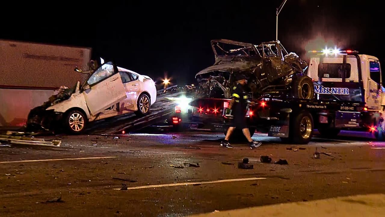 <h3 class="cms-H3-H3">En resumen 💡 </h3>👉🏻 
<b>Madrugada del martes:</b> El accidente ocurrió poco después de la 1:20 a.m. en SH-121, cerca de North Riverside Drive. 
<br>👉🏻 
<b>Tres personas murieron:</b> Fallecieron el conductor del Jeep y dos pasajeras del segundo vehículo. 
<br>👉🏻 
<b>Un menor fue hospitalizado:</b> El niño y el conductor del sedán fueron trasladados a hospitales y se espera que sobrevivan. 
<br>👉🏻 
<b>Causa sin confirmar: </b>La policía aún investiga por qué el Jeep circulaba en sentido contrario. 
<br>👉🏻 
<b>Buscan información:</b> Las autoridades piden videos o datos que ayuden a reconstruir lo ocurrido. 
<br>
<br>Si te encuentras en una situación de emergencia y necesitas ayuda inmediata, llama al 911.