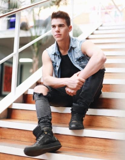 También toca el piano, la mandolina y un poco de batería.