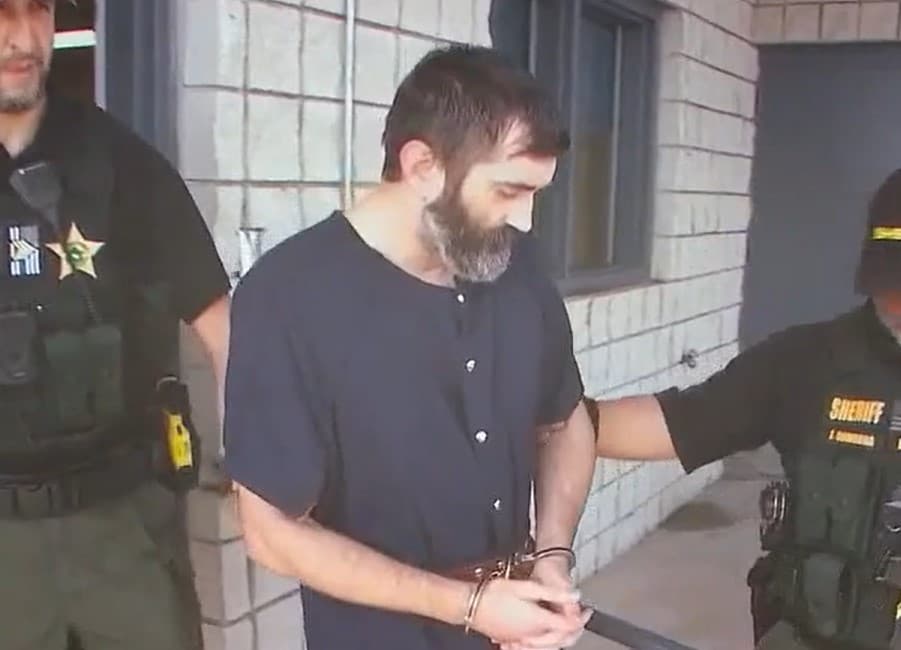 En tanto, Sterns, sobre quien 
<b><a href="https://www.univision.com/local/orlando-wven/stephan-sterns-sospechoso-matar-madeline-soto-enfrenta-cargos-criminales-videos-telefono">pesan más de 60 cargos criminales por los videos hallados en su teléfono</a></b>, se quejó de las condiciones que ha enfrentado tras las rejas.