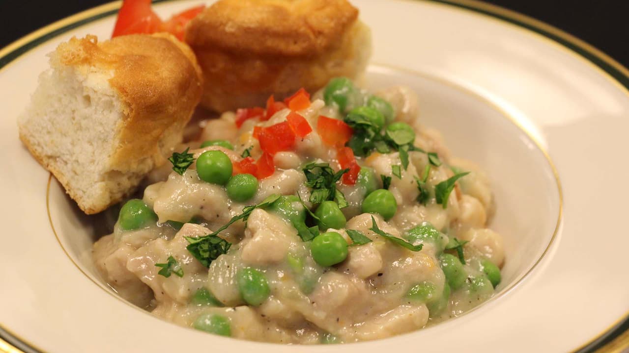 <b>Control y protección al momento de comer:</b>
<br>Las medidas de prevención, incluso durante los horarios desenmascarados, "permitirá a cada escuela programar períodos de almuerzo en función de lo que sea mejor para sus estudiantes y el personal."