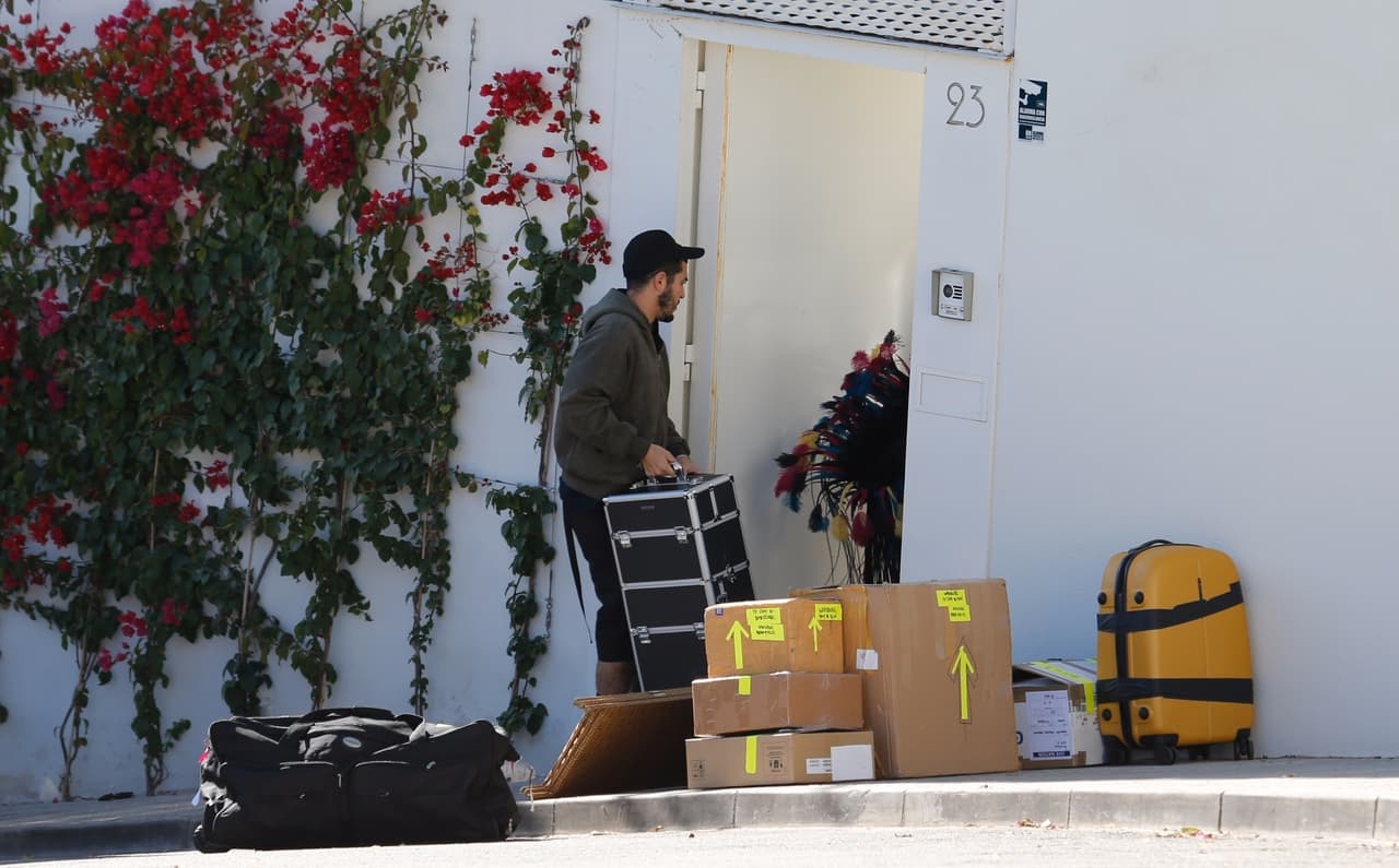 Maletas, cajas, bultos, en fin, materiales que serían utilizados en la gira 'El Dorado' ya fueron devueltos a la casa de Shakira.