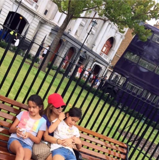 Karla disfruta de un bello domingo en el parque con sus pequeñas Michaella y Antonella. (Octubre 2, 2016)