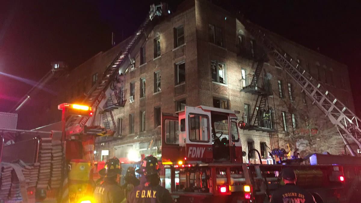 Una madre y su hija murieron en un incendio en edificio de Brooklyn