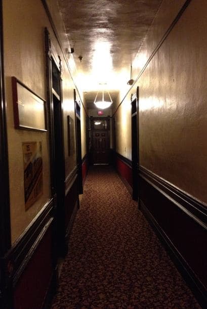 También se dice que un mujer recién casada se ahorcó en la habitación 54 pensando que su amado había muerto en una tormenta, pero su esposo sobrevivió solo para luego suicidarse al encontrarla muerta. Hoy en día, la música en vivo anima el concurrido bar, pero en los pasillos de las habitaciones se siente una energía extraña y empleados han reportado actividad paranormal.