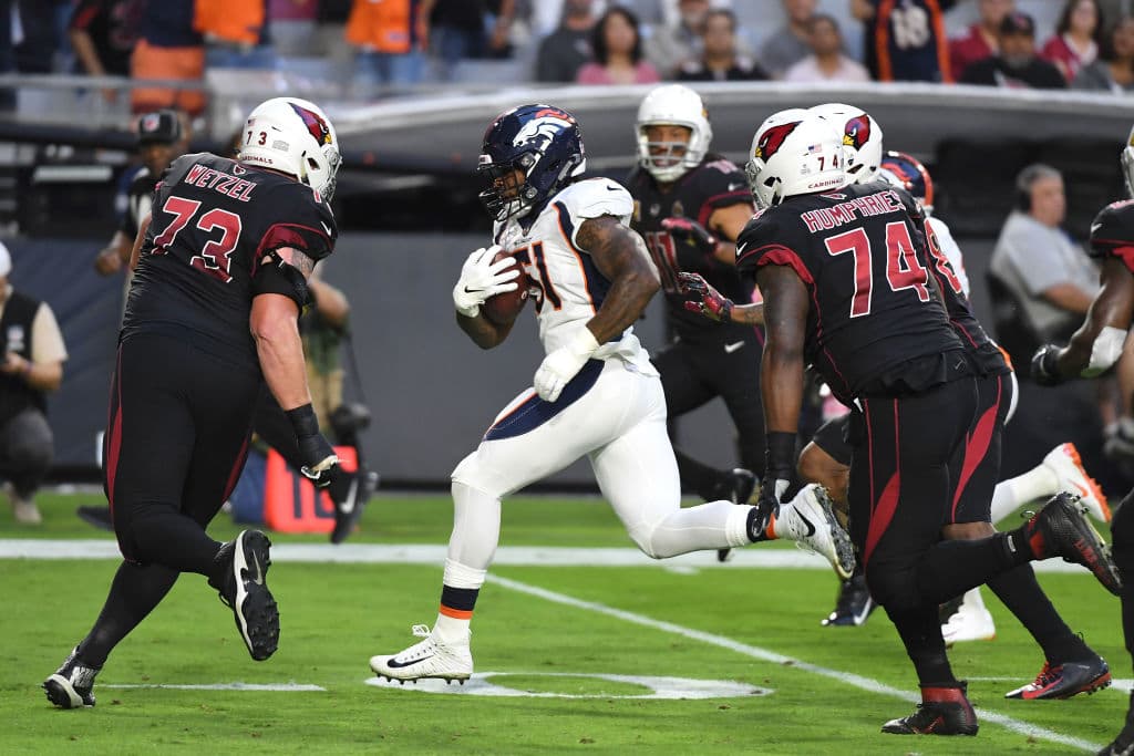 La defensa de los Broncos, otrora la mejor de la liga, nos hizo recordar esa etiqueta. El linebacker Todd Davis (51) interceptó un pase y lo regresó 20 yardas hasta touchdown. Ganaba Denver 7-0.