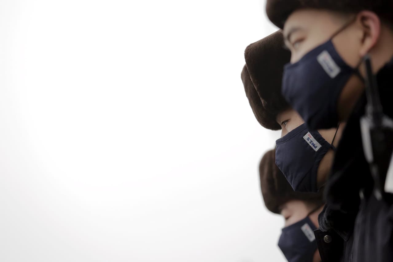 Las personas han debido usar mascarillas para protegerse de la contaminación en Pekín