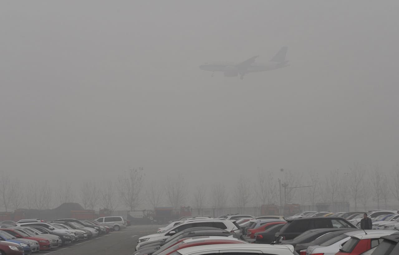 Un avión aterriza en el aeropuerto internacional de Pekín
