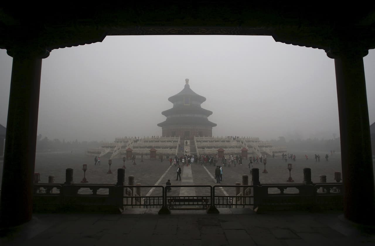 El Templo del Cielo arropado por el smog en Pekín
